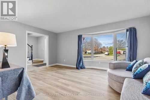 565 Elm Street, St. Thomas, ON - Indoor Photo Showing Living Room