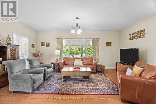 7094 Walkers Drive, Strathroy-Caradoc, ON - Indoor Photo Showing Living Room