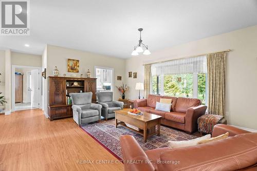 7094 Walkers Drive, Strathroy-Caradoc, ON - Indoor Photo Showing Living Room