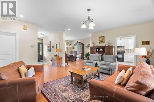 7094 Walkers Drive, Strathroy-Caradoc, ON - Indoor Photo Showing Living Room