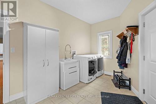 7094 Walkers Drive, Strathroy-Caradoc, ON - Indoor Photo Showing Laundry Room