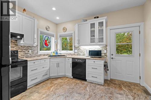 7094 Walkers Drive, Strathroy-Caradoc, ON - Indoor Photo Showing Kitchen