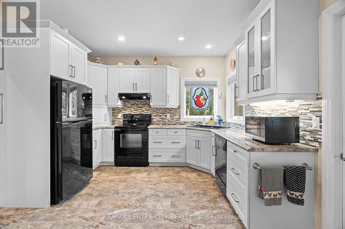 7094 Walkers Drive, Strathroy-Caradoc, ON - Indoor Photo Showing Kitchen With Upgraded Kitchen