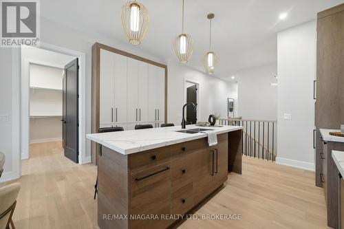 10 - 41 Ivy Crescent, Thorold (558 - Confederation Heights), ON - Indoor Photo Showing Kitchen With Double Sink