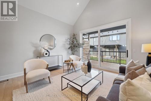 10 - 41 Ivy Crescent, Thorold (558 - Confederation Heights), ON - Indoor Photo Showing Living Room