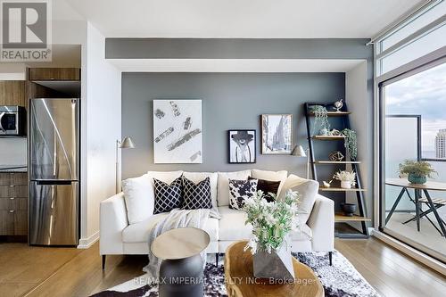 2613 - 170 Fort York Boulevard, Toronto, ON - Indoor Photo Showing Living Room