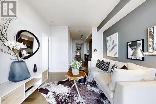 2613 - 170 Fort York Boulevard, Toronto, ON - Indoor Photo Showing Living Room