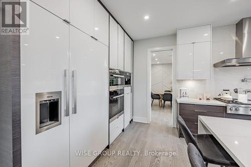 1322 Stanbury Road, Oakville, ON - Indoor Photo Showing Kitchen With Upgraded Kitchen