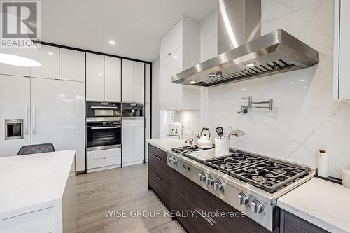 1322 Stanbury Road, Oakville, ON - Indoor Photo Showing Kitchen With Upgraded Kitchen