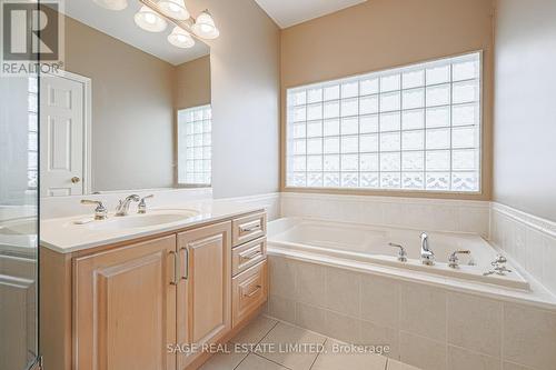 11 Brookgreene Crescent, Richmond Hill, ON - Indoor Photo Showing Bathroom