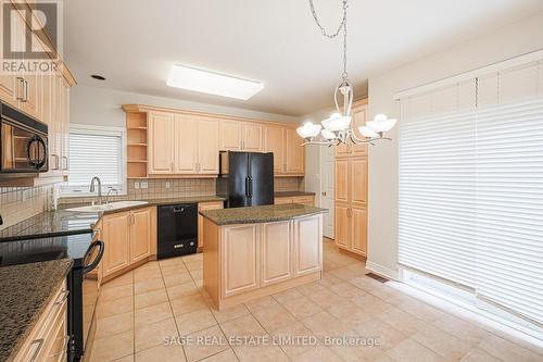 11 Brookgreene Crescent, Richmond Hill, ON - Indoor Photo Showing Kitchen