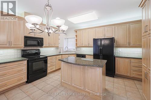 11 Brookgreene Crescent, Richmond Hill, ON - Indoor Photo Showing Kitchen