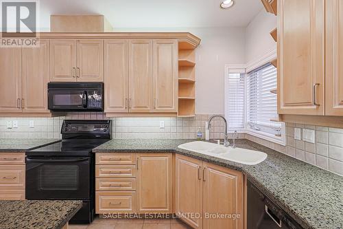 11 Brookgreene Crescent, Richmond Hill, ON - Indoor Photo Showing Kitchen