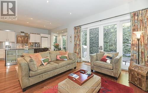 8 Brynhurst Court, Toronto, ON - Indoor Photo Showing Living Room