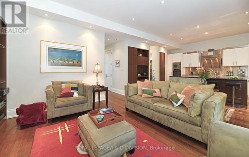 8 Brynhurst Court, Toronto, ON - Indoor Photo Showing Living Room