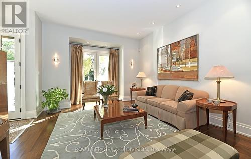 8 Brynhurst Court, Toronto, ON - Indoor Photo Showing Living Room