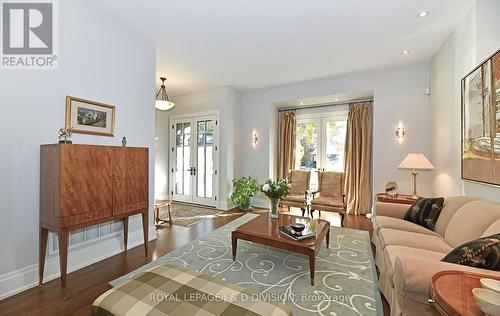 8 Brynhurst Court, Toronto, ON - Indoor Photo Showing Living Room