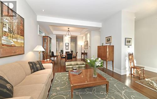 8 Brynhurst Court, Toronto, ON - Indoor Photo Showing Living Room