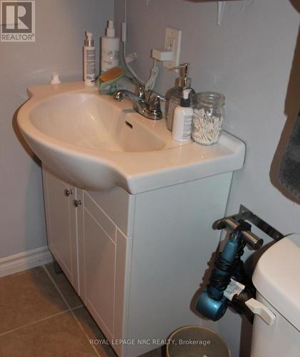 6 Park Avenue, St. Catharines (455 - Secord Woods), ON - Indoor Photo Showing Bathroom