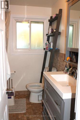 6 Park Avenue, St. Catharines (455 - Secord Woods), ON - Indoor Photo Showing Bathroom