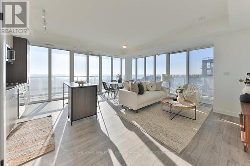 912 - 220 Missinnihe Way, Mississauga, ON - Indoor Photo Showing Living Room