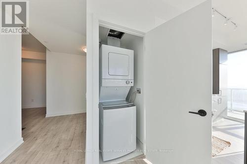 912 - 220 Missinnihe Way, Mississauga, ON - Indoor Photo Showing Laundry Room