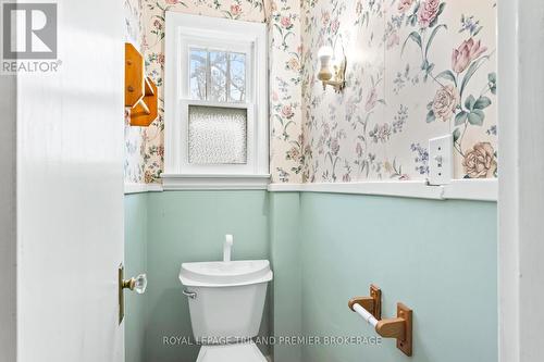 46 High Street W, Strathroy-Caradoc (Sw), ON - Indoor Photo Showing Bathroom