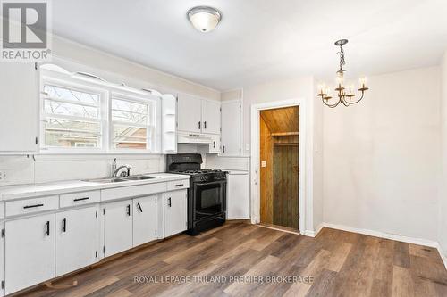 46 High Street W, Strathroy-Caradoc (Sw), ON - Indoor Photo Showing Kitchen With Double Sink