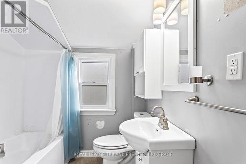 46 High Street W, Strathroy-Caradoc (Sw), ON - Indoor Photo Showing Bathroom