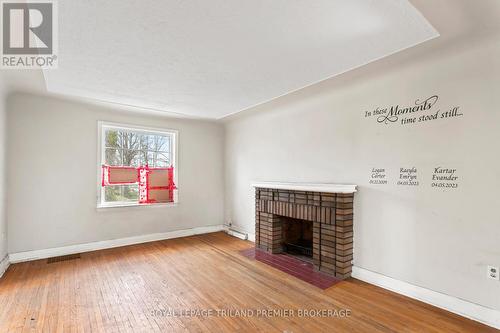 46 High Street W, Strathroy-Caradoc (Sw), ON - Indoor Photo Showing Living Room With Fireplace