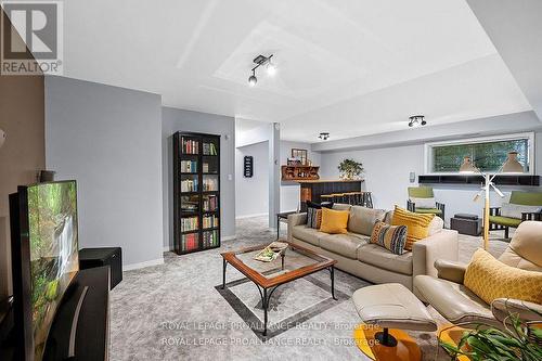 1 Wendy'S Lane, Brighton, ON - Indoor Photo Showing Living Room