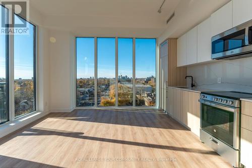 704 - 500 Dupont Street, Toronto, ON - Indoor Photo Showing Kitchen