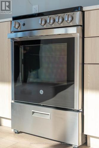 704 - 500 Dupont Street, Toronto, ON - Indoor Photo Showing Kitchen