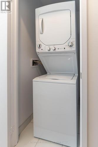 704 - 500 Dupont Street, Toronto, ON - Indoor Photo Showing Laundry Room