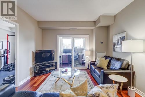 414 - 15450 Yonge Street, Aurora, ON - Indoor Photo Showing Living Room