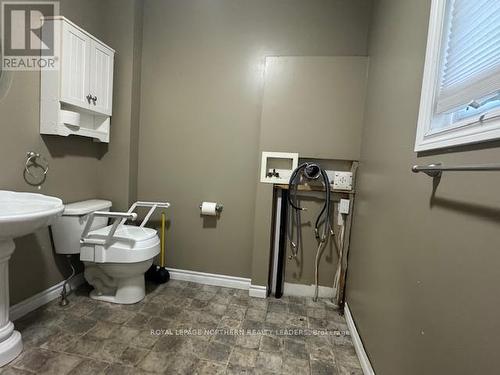 80 Elm Street S, Timmins, ON - Indoor Photo Showing Bathroom