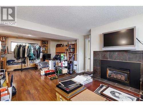 669 Welke Road, Kelowna, BC - Indoor Photo Showing Living Room With Fireplace