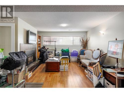 669 Welke Road, Kelowna, BC - Indoor Photo Showing Living Room With Fireplace