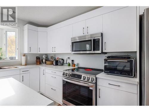 669 Welke Road, Kelowna, BC - Indoor Photo Showing Kitchen