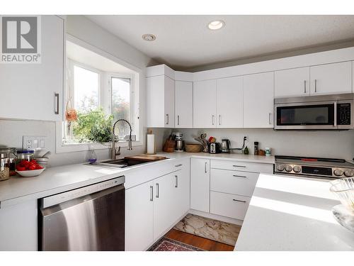 669 Welke Road, Kelowna, BC - Indoor Photo Showing Kitchen