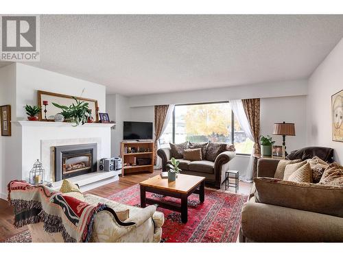 669 Welke Road, Kelowna, BC - Indoor Photo Showing Living Room With Fireplace