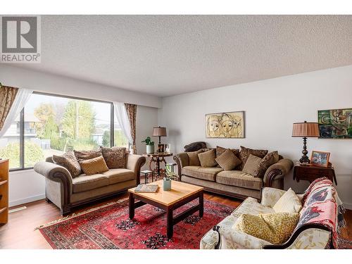 669 Welke Road, Kelowna, BC - Indoor Photo Showing Living Room