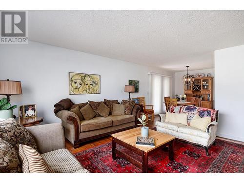 669 Welke Road, Kelowna, BC - Indoor Photo Showing Living Room