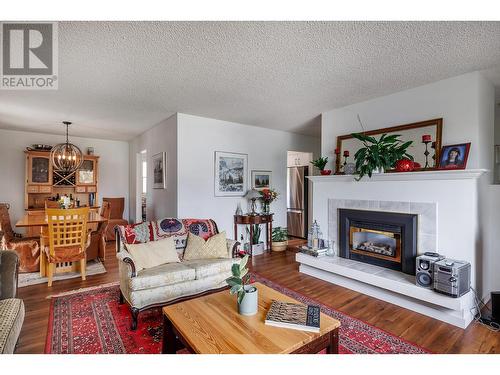 669 Welke Road, Kelowna, BC - Indoor Photo Showing Living Room With Fireplace