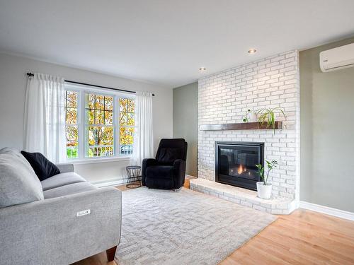 Salon - 782 Rue Des Cheminots, Mont-Saint-Hilaire, QC - Indoor Photo Showing Living Room With Fireplace