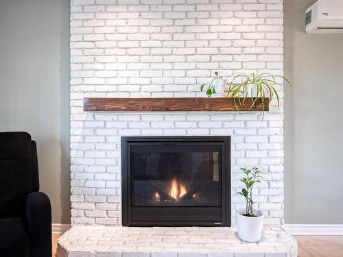 Salon - 782 Rue Des Cheminots, Mont-Saint-Hilaire, QC - Indoor Photo Showing Living Room With Fireplace