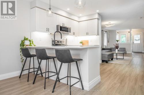 72 Gore Drive, Barrie, ON - Indoor Photo Showing Kitchen With Upgraded Kitchen