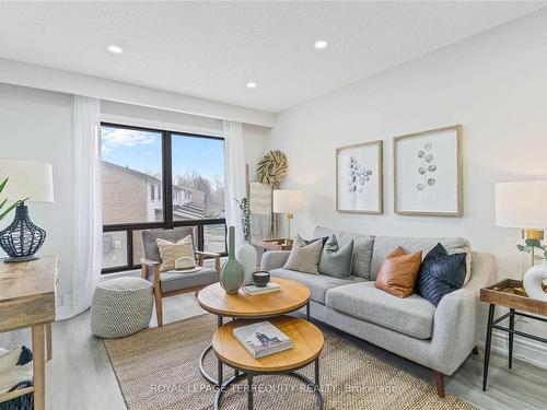 8-350 Camelot Crt, Oshawa, ON - Indoor Photo Showing Living Room