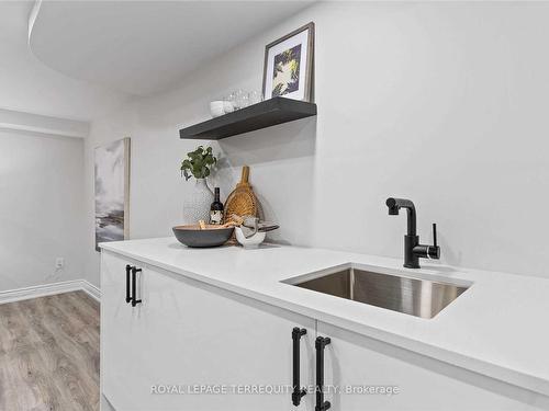 8-350 Camelot Crt, Oshawa, ON - Indoor Photo Showing Kitchen