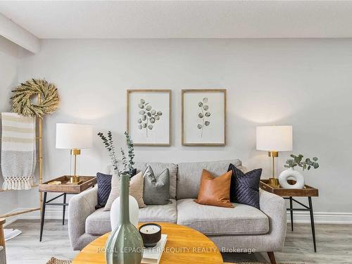 8-350 Camelot Crt, Oshawa, ON - Indoor Photo Showing Living Room